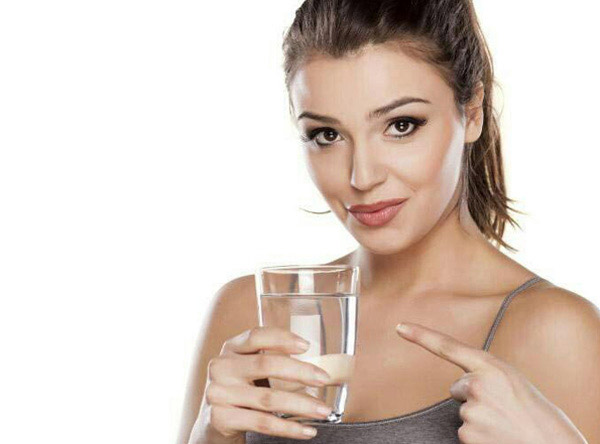 Uống nhiều nước giúp giảm khàn tiếng